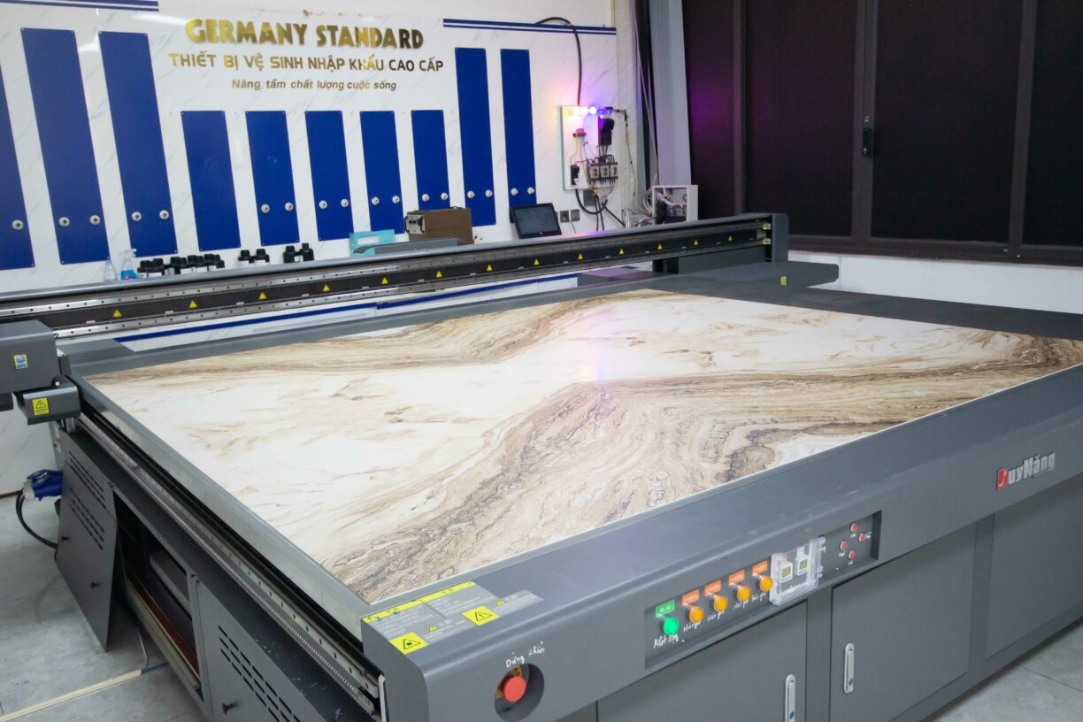 Vách tivi vân đá in UV