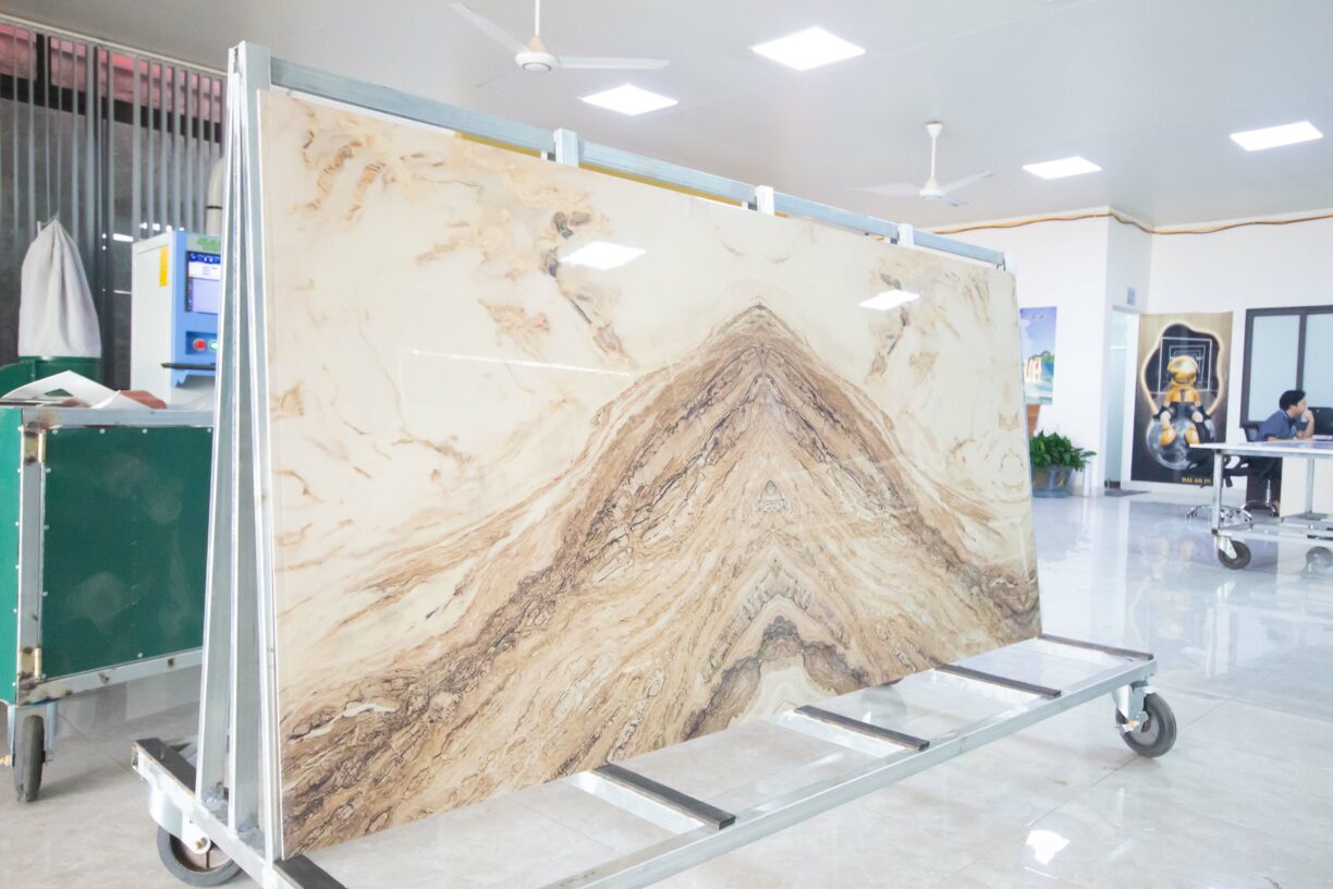 Vách tivi vân đá in UV