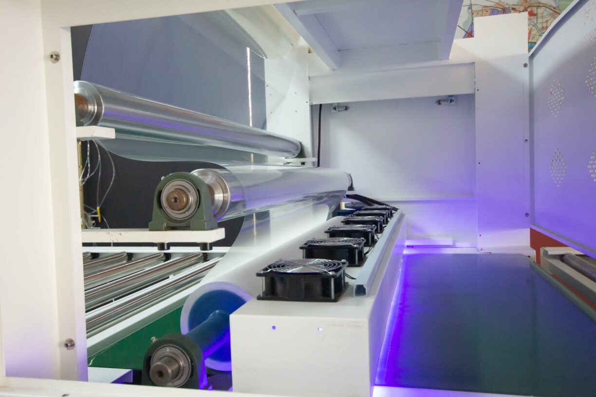 Vách tivi vân đá in UV